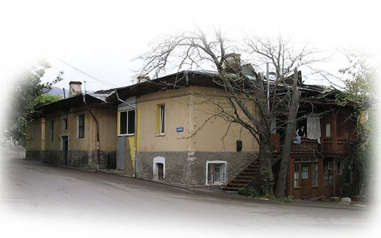 Здание первой ливадийской больницы по ул.Батурина