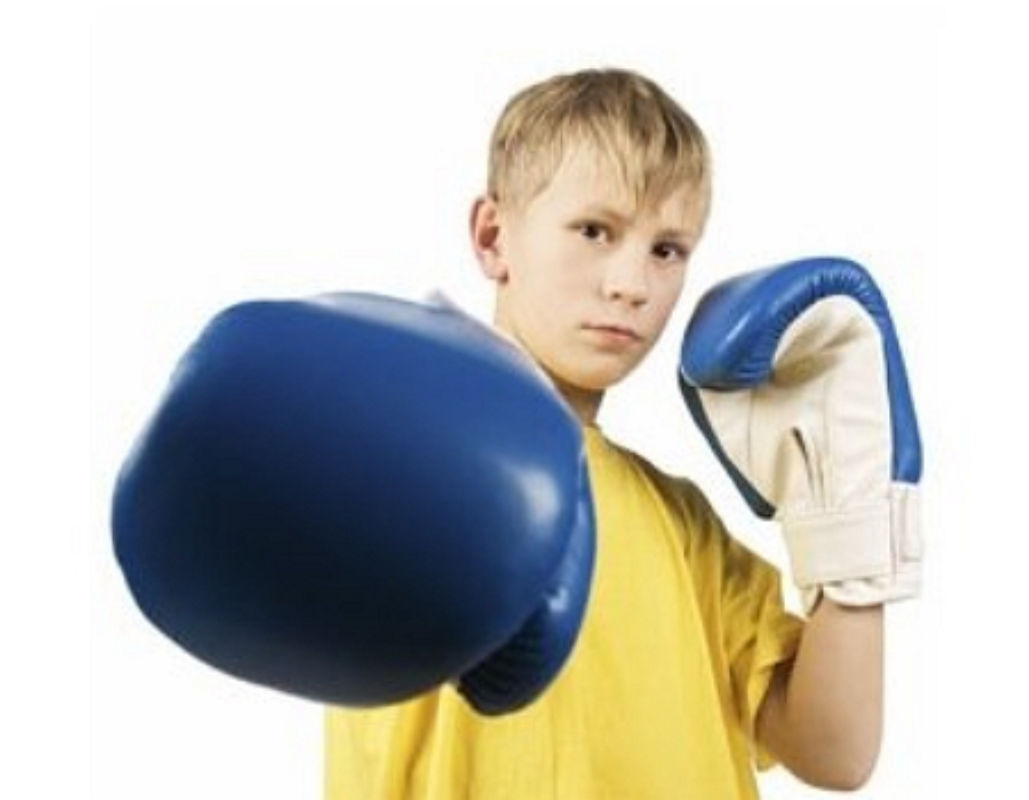мальчик в боксёрских перчатках