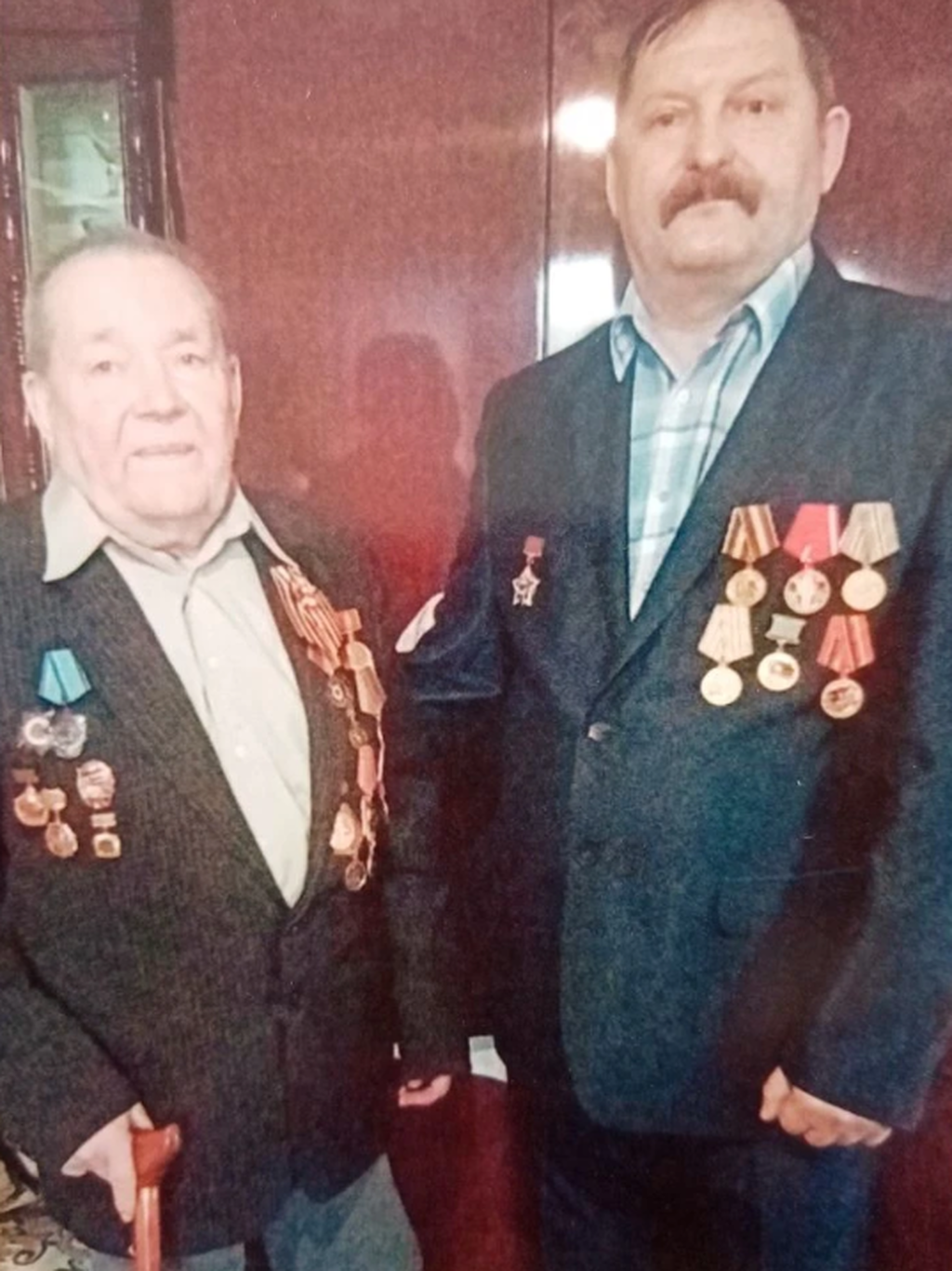 На фотографии. Ветеран Великой Отечественной войны Л. К. Хариенко и участник боеаых действий в Афганистане А. П. Кувшинов.