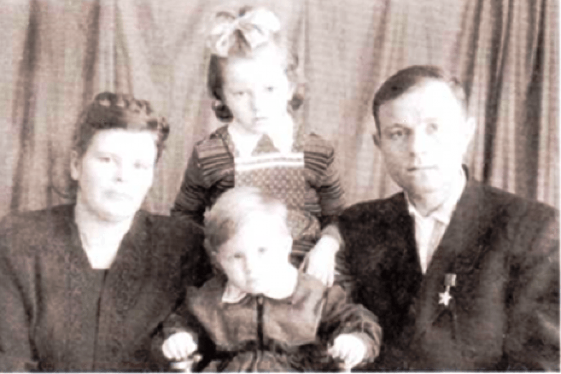 Аксенов К. Ф. с семьей