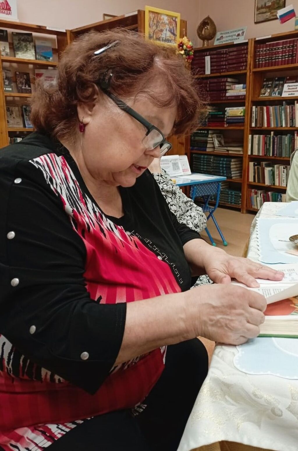 участница клуба читает стихи Есенина