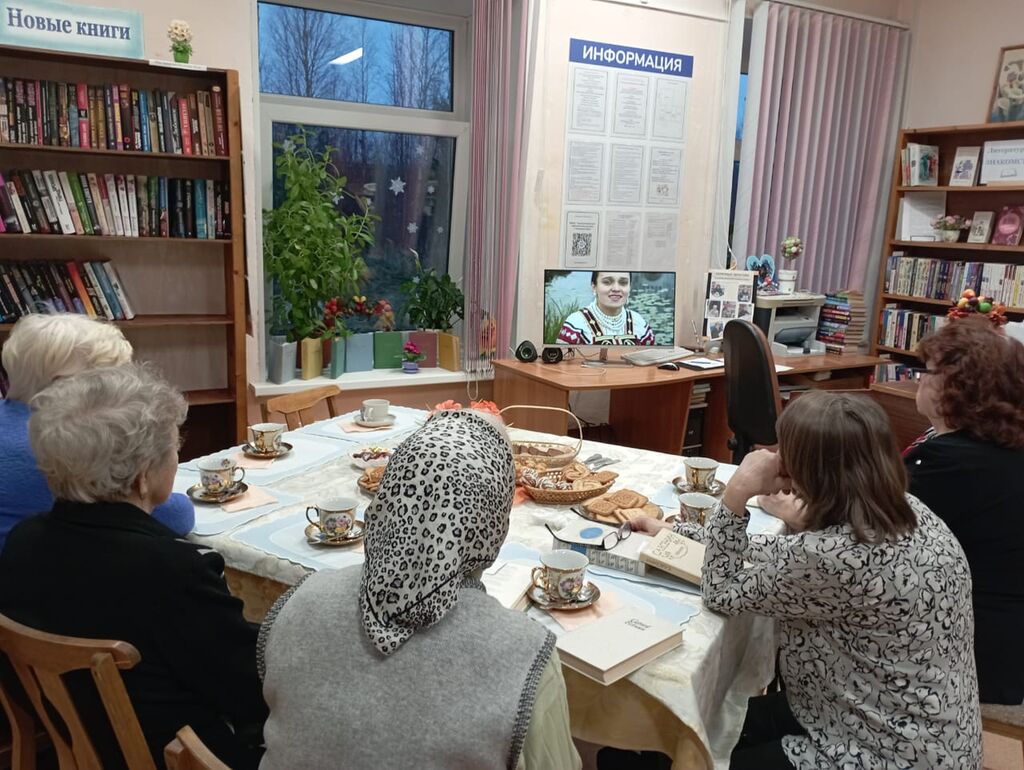 Участницы клуба смотрят фильм