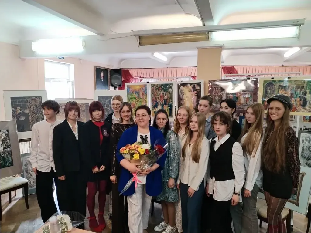 Фото Ковалёвой и выпускников в концертном зале