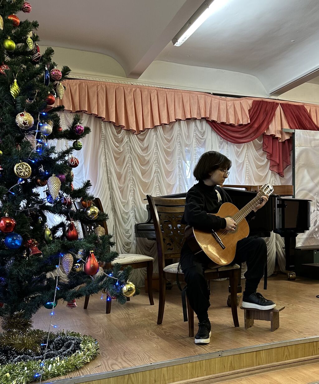 Аргина Мария с гитарой