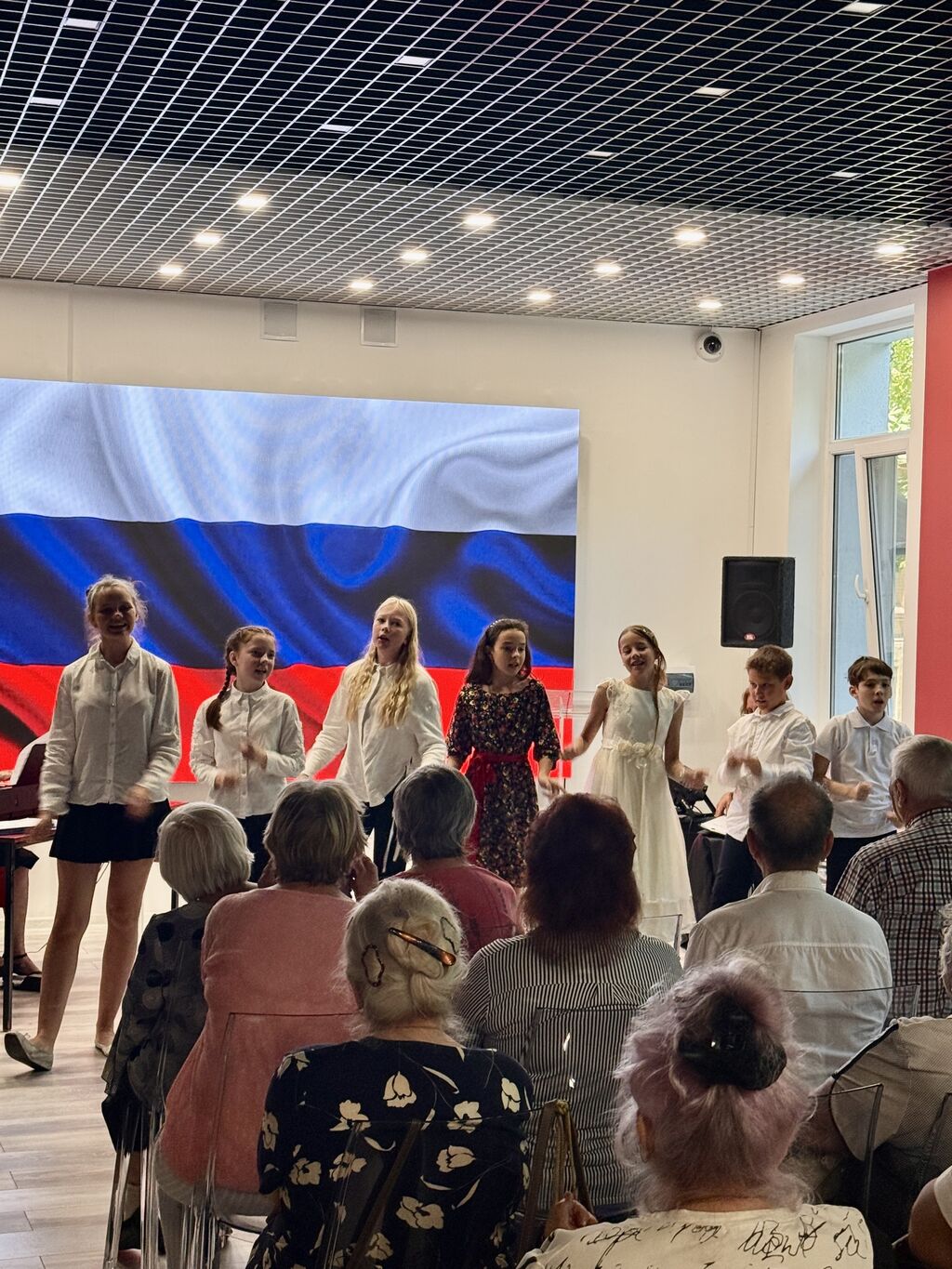 Все участники концерта поют 