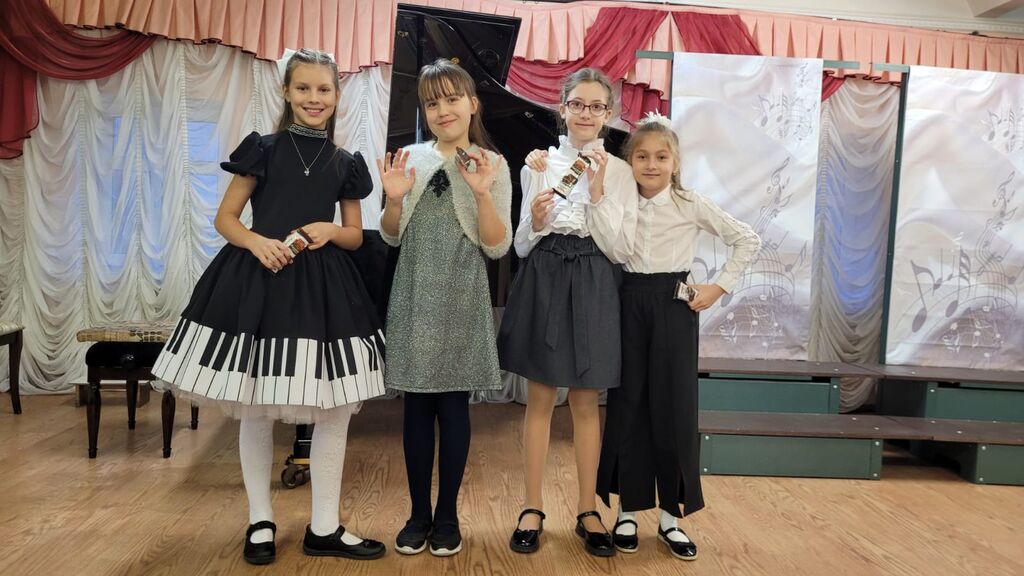 фото 4 девочек с концерта-конкурса