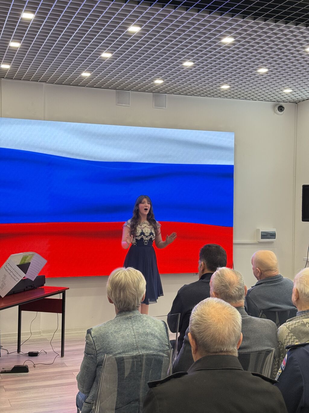 Поет девушка