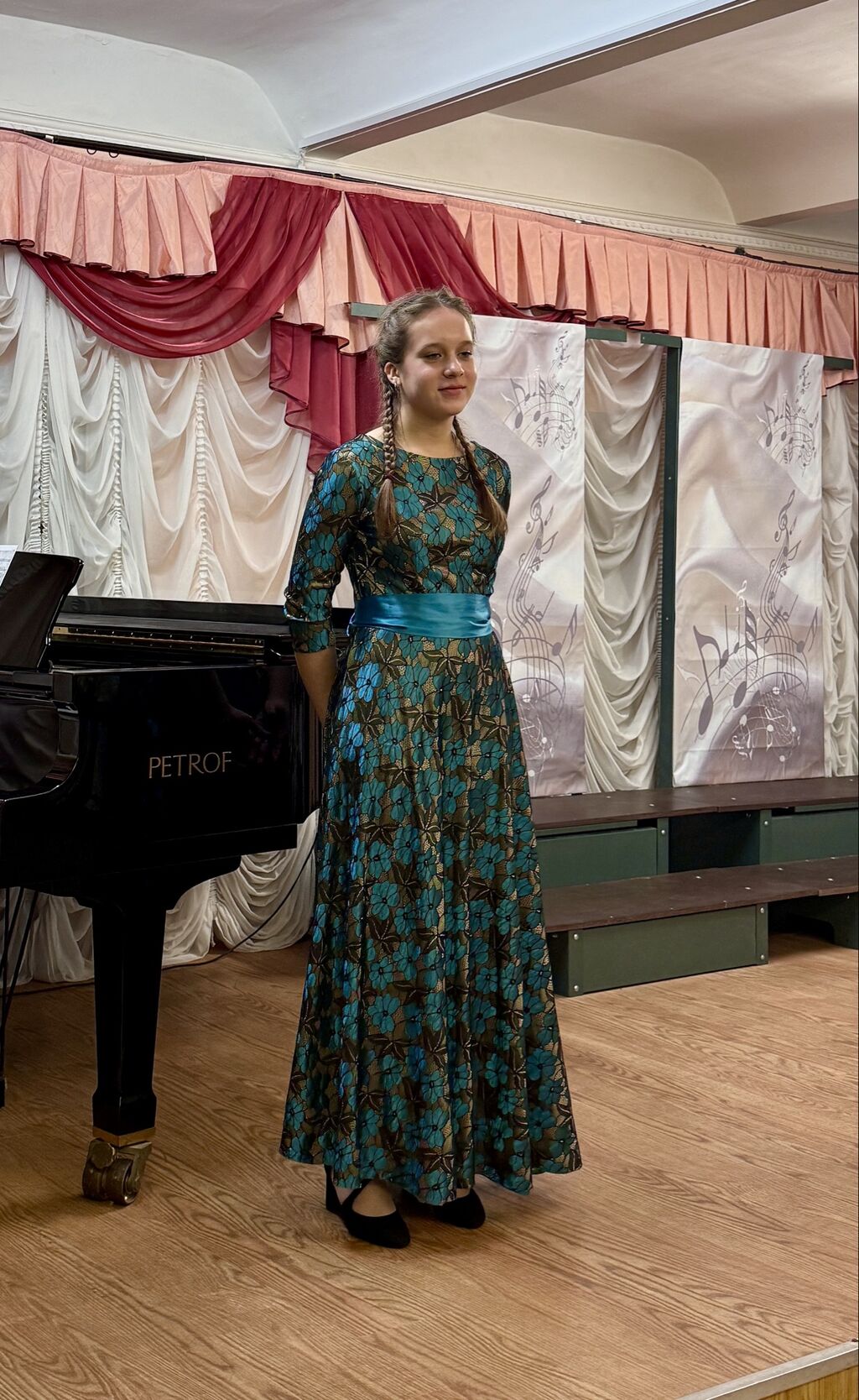 Девочка стоит на сцене 