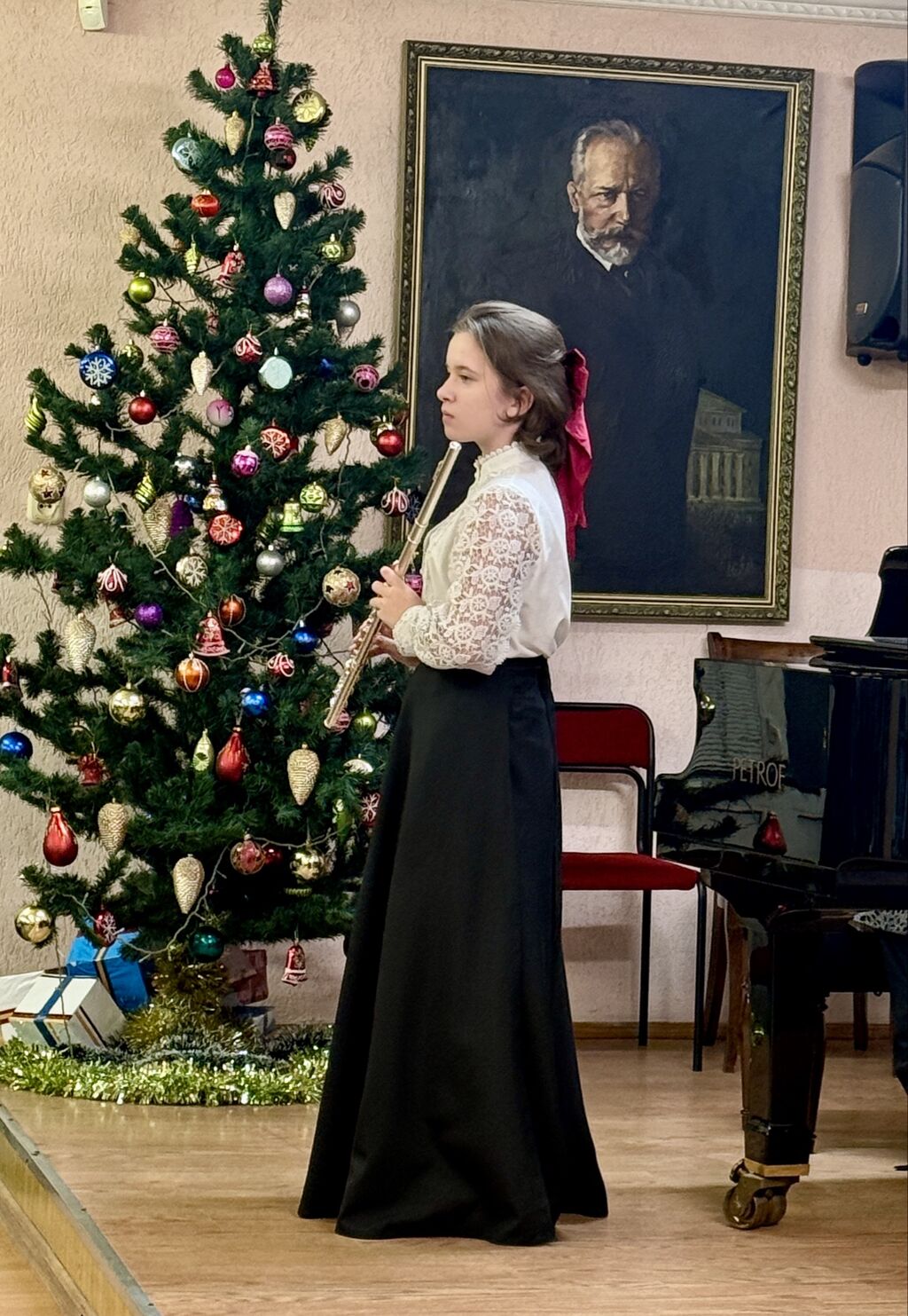 Девочка на сцене с флейтой