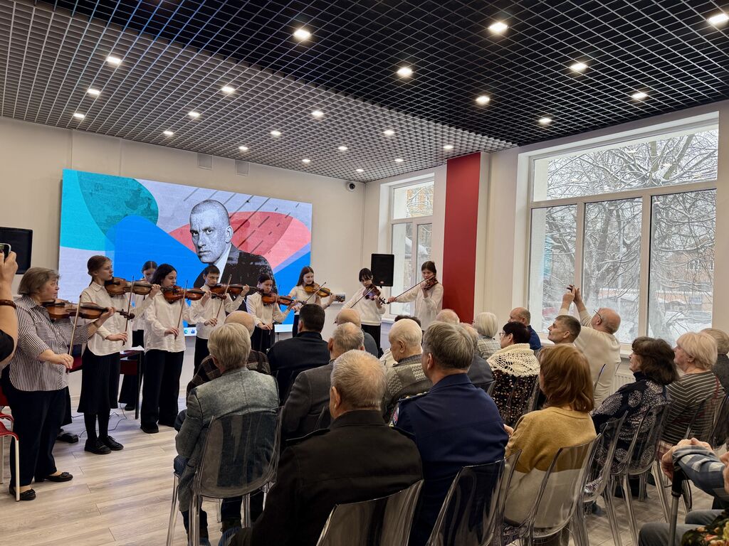 Ансамбль скрипачей играет