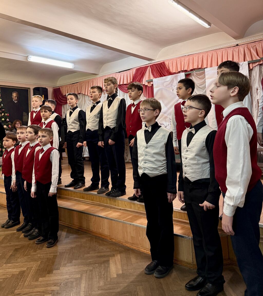 Мальчики поют