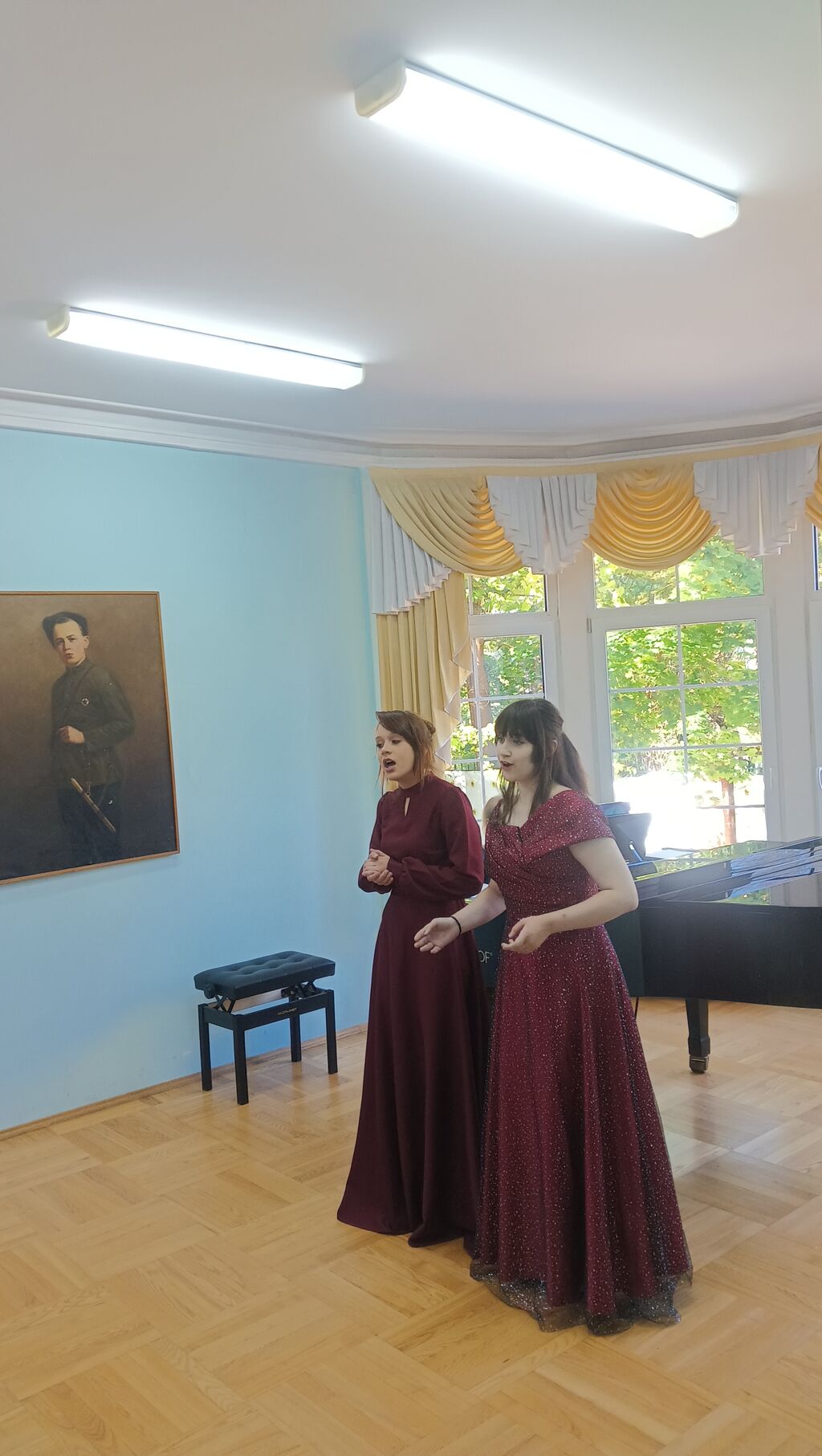 Поют Гаджибекова Марьяна и Варвара Скибо
