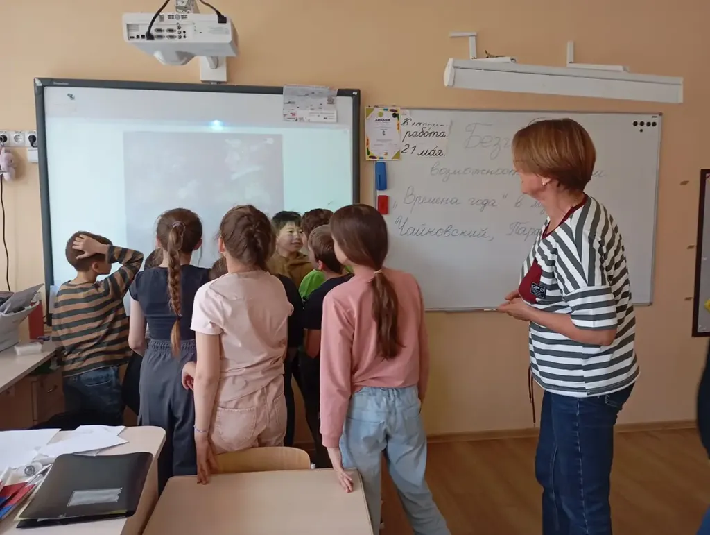 Ребята играют на интерактивной доске