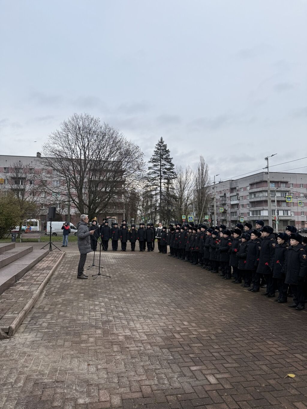 Участники митинга и ведущий