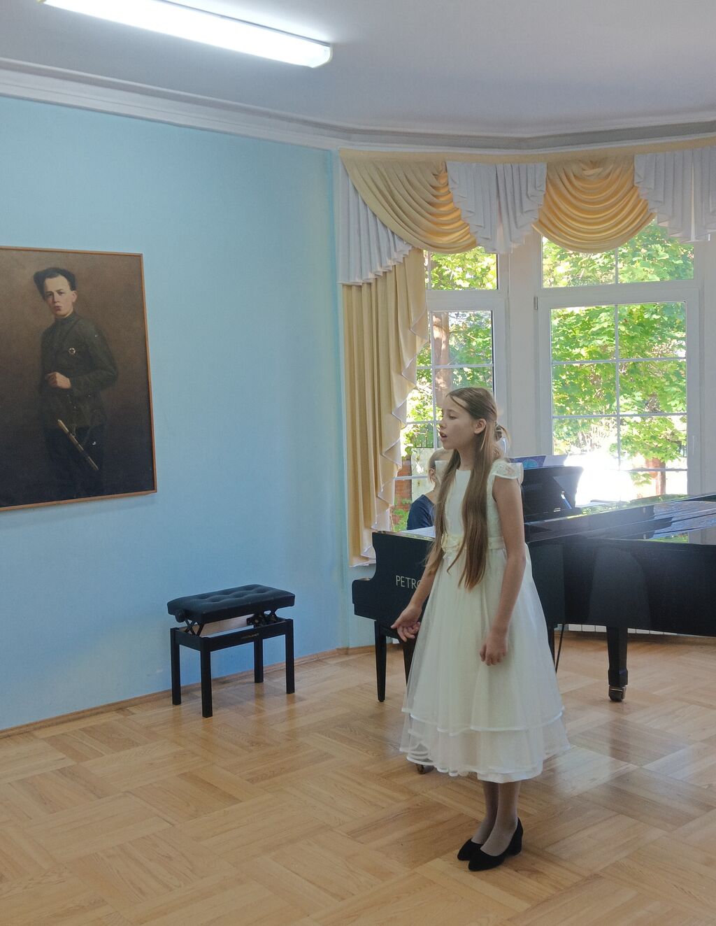 Ученица школы поёт