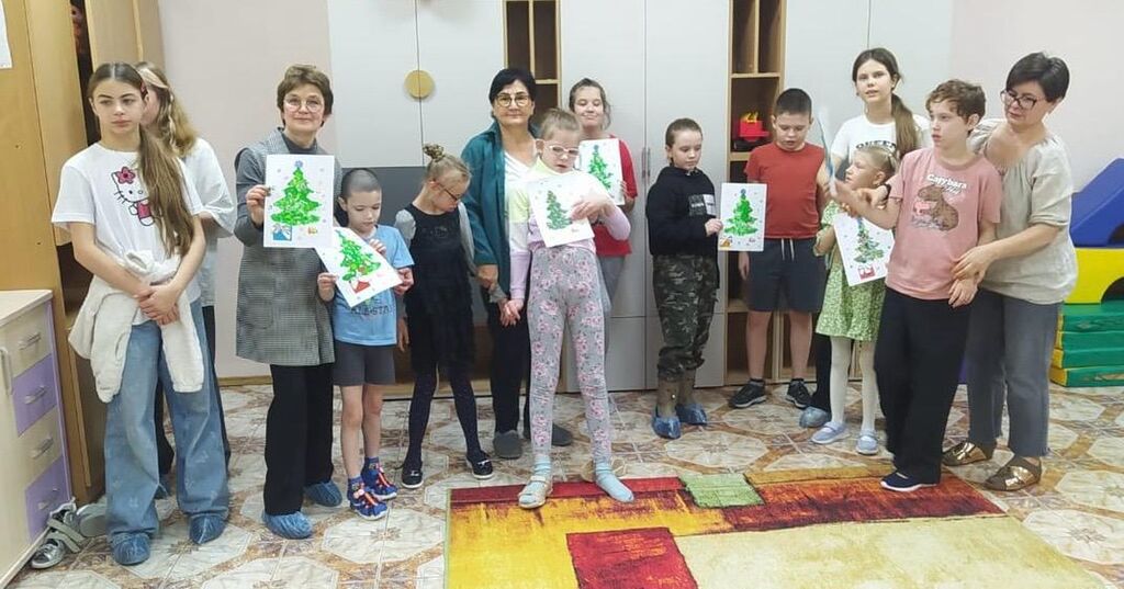 Преподаватель Рябова Елена Петровна и дети с созданными ими работами