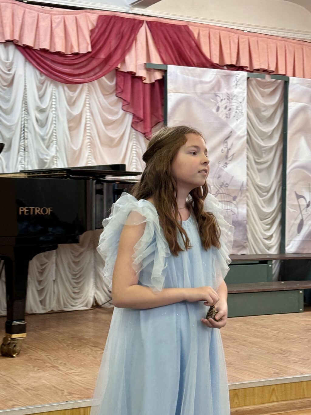 Девочка поет в красивом синем платье