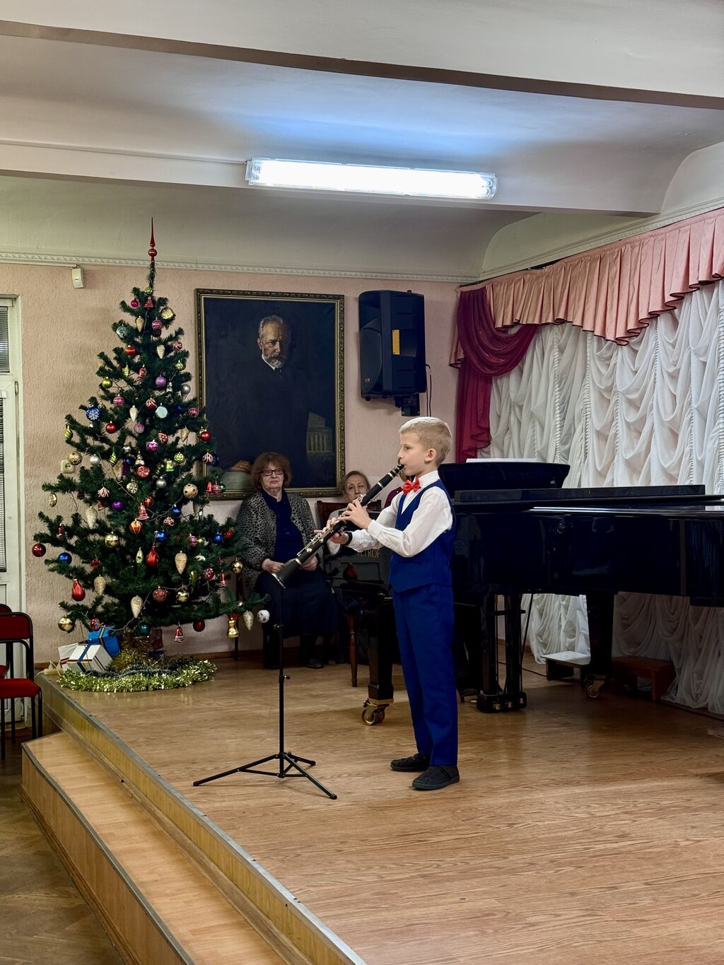 Мальчик играет на кларнете