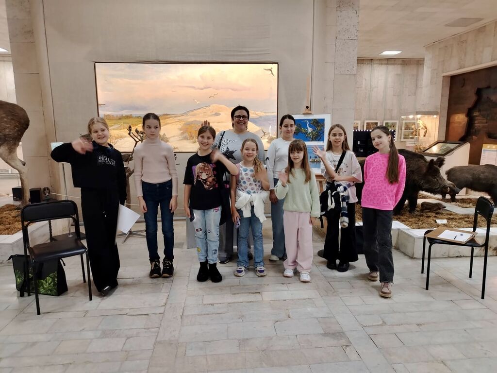 Дети с преподавателем в музее