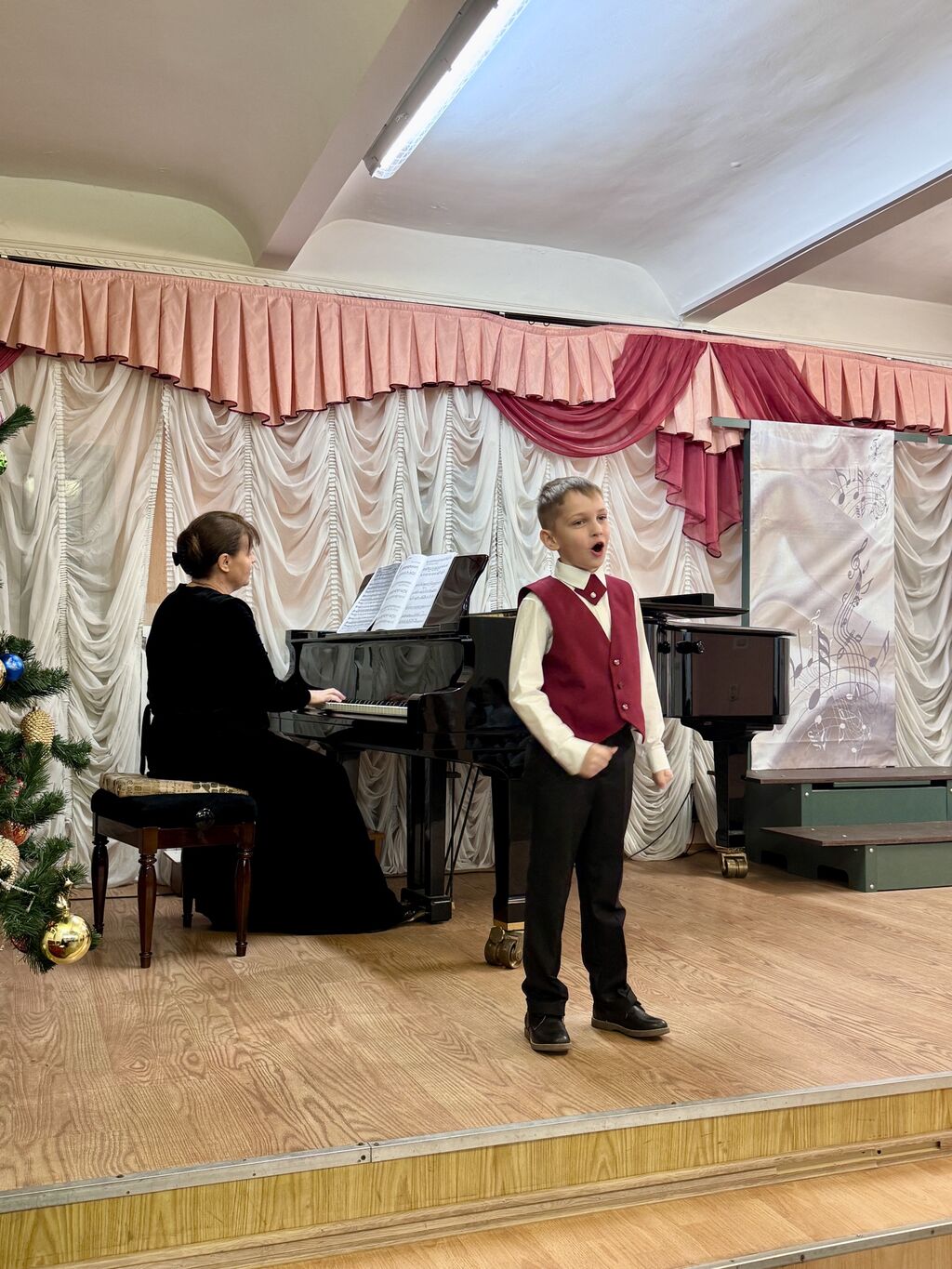 Мальчик поет на сцене 