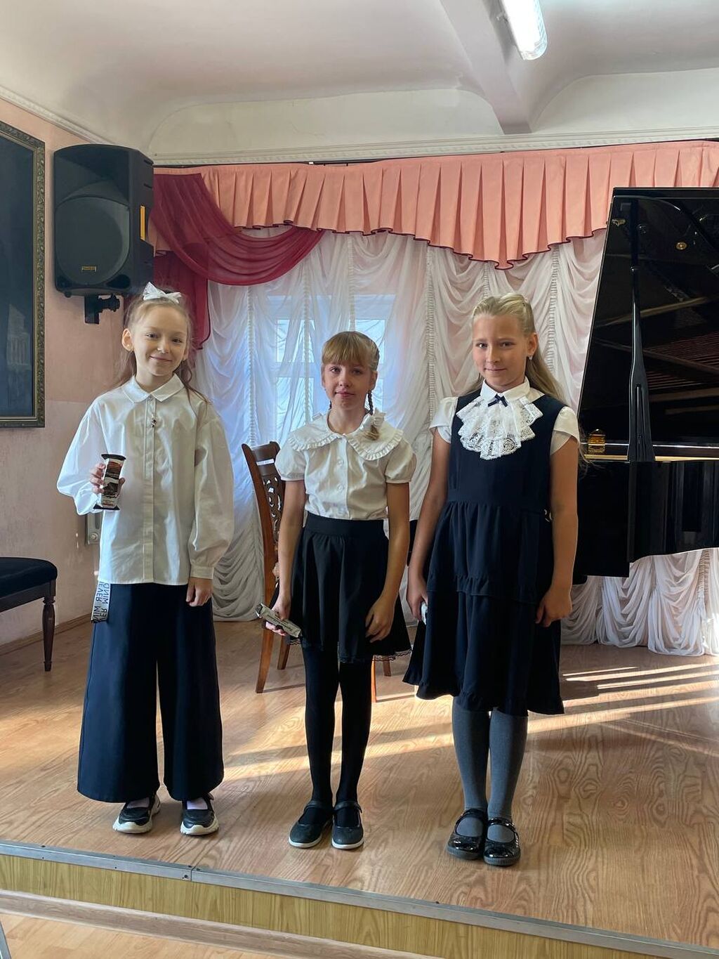 фото трех девочек у  рояля