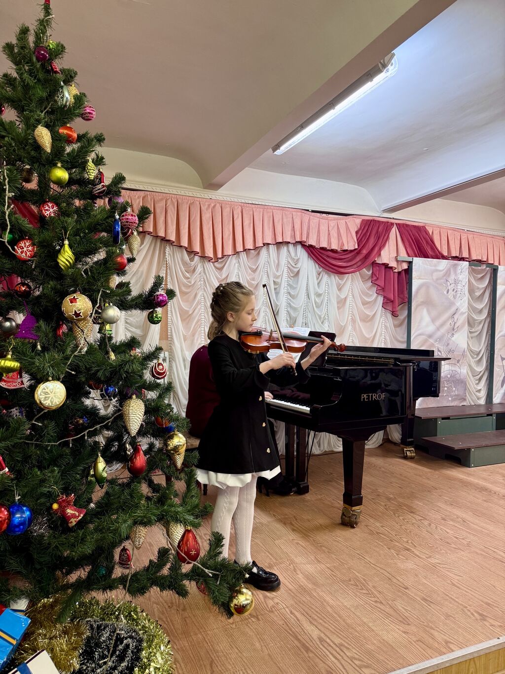 Девочке играет на скрипке