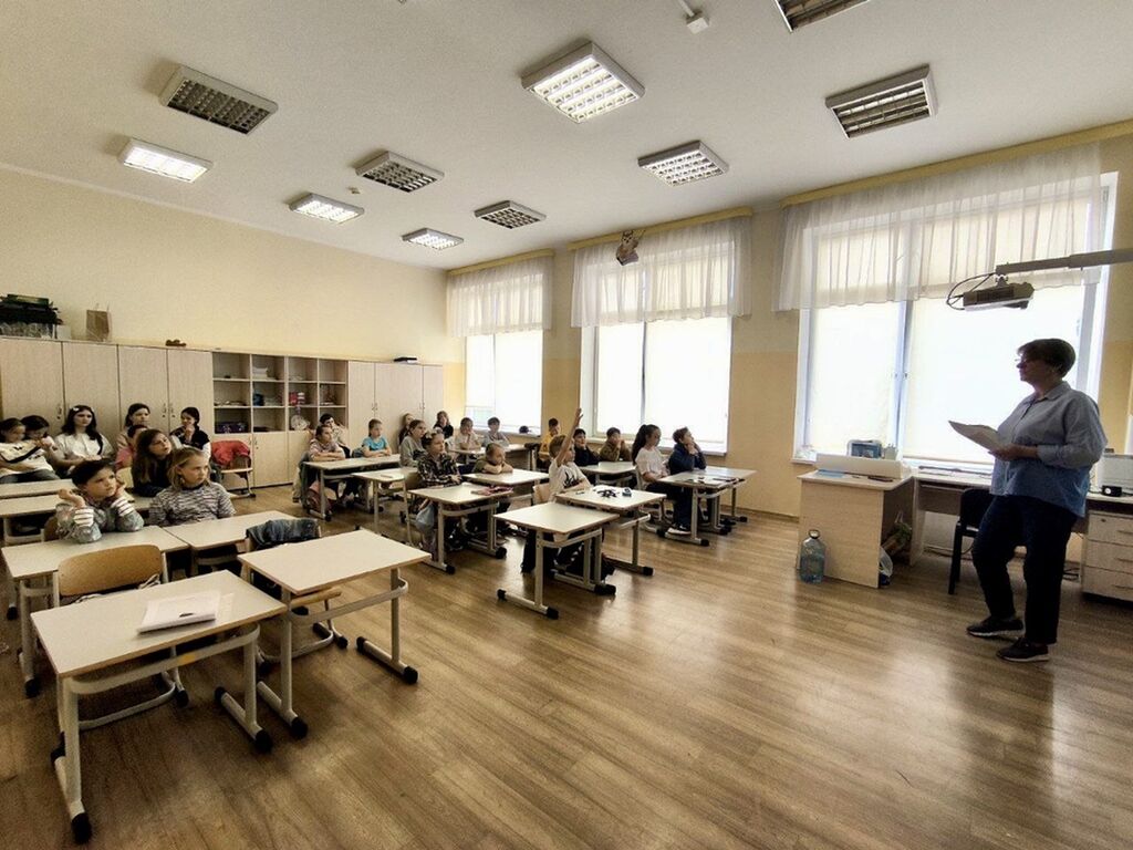 Дети в классе слушают урок