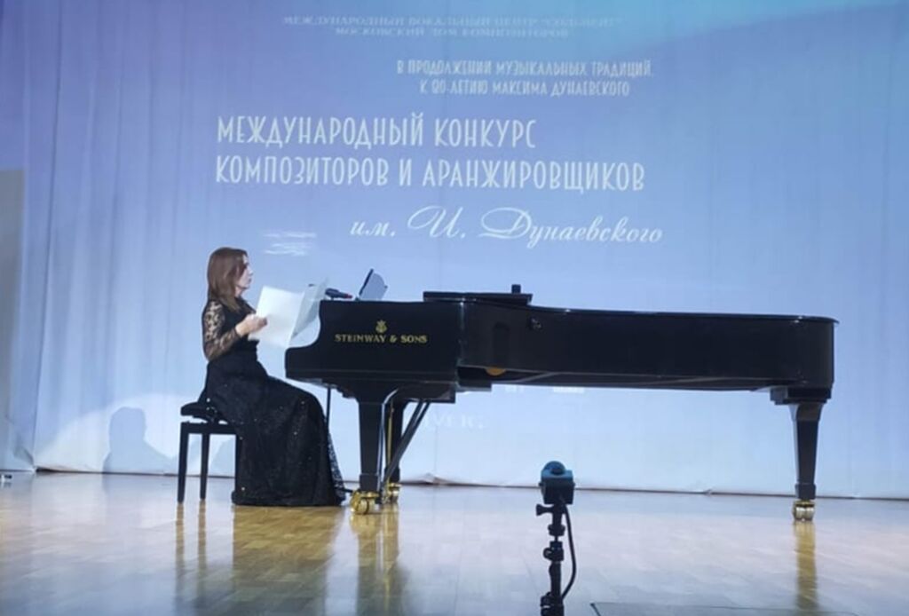 Исаева А.В. за роялем