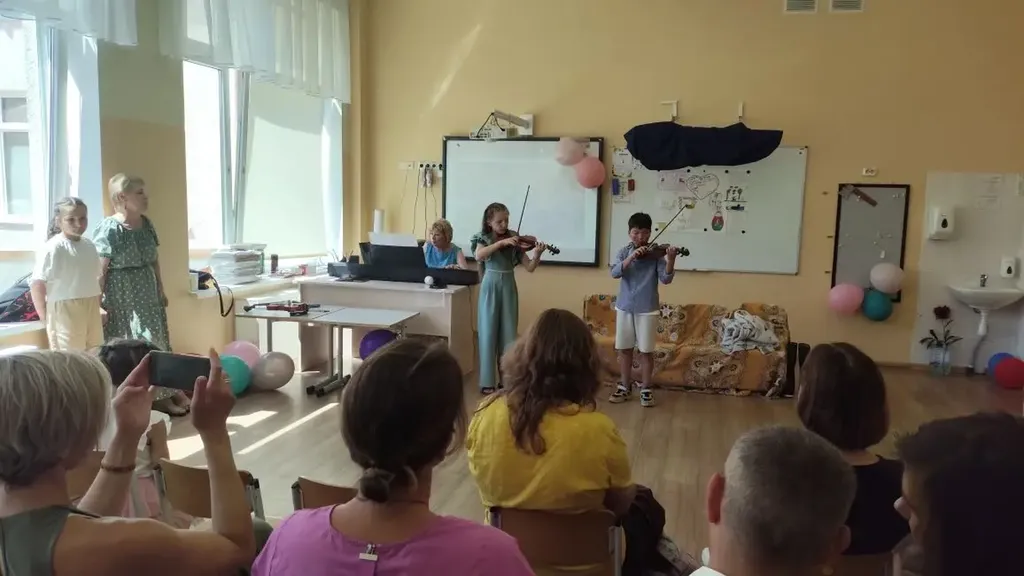 Дети играют на скрипках