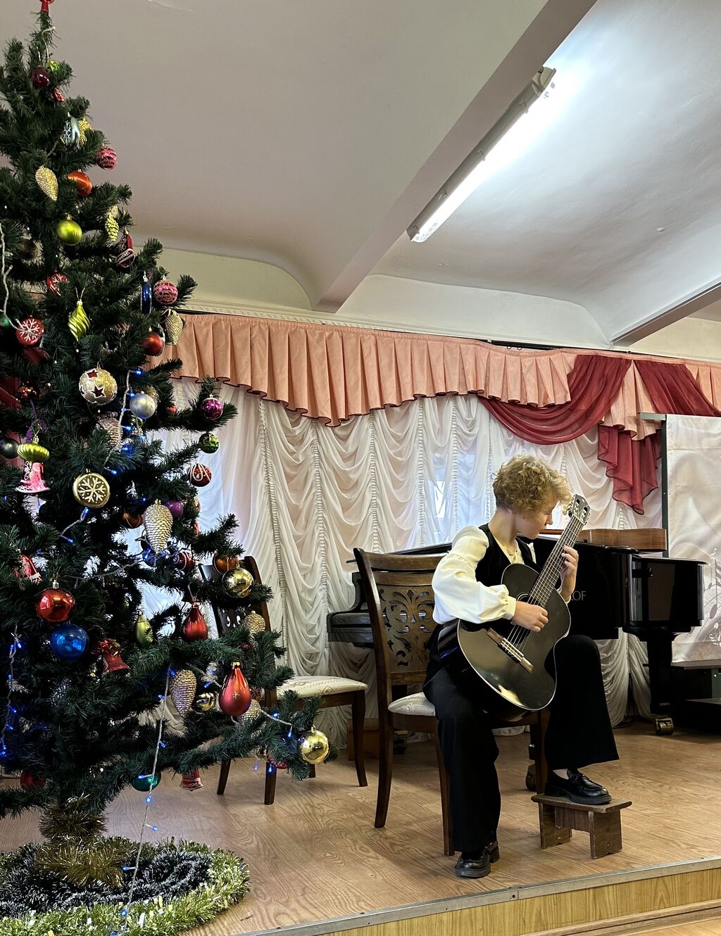 Шабалова Арина с гитарой