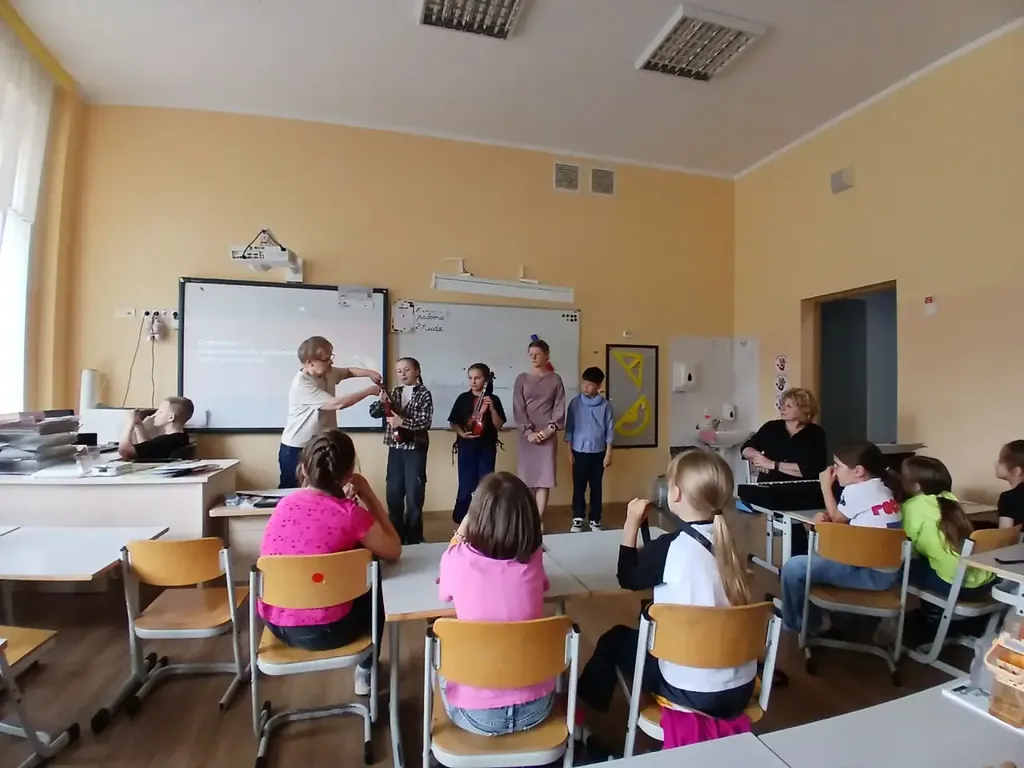 Ребятам рассказывают о скрипке