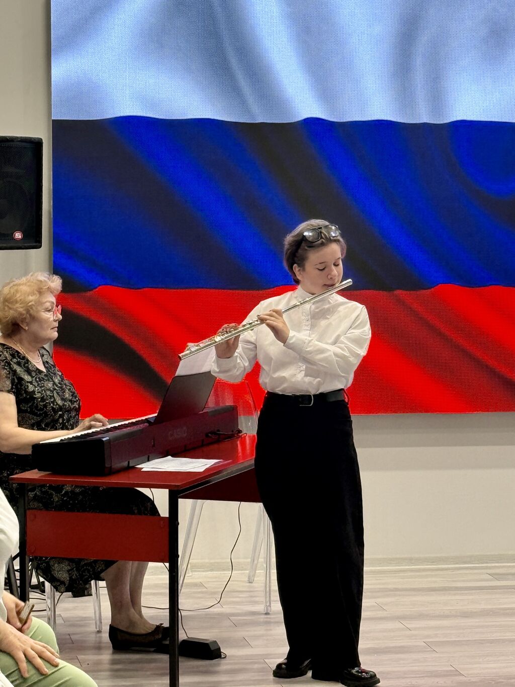 Девочка играет на флейте