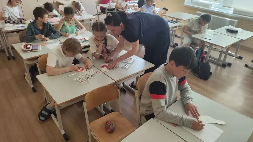 Дети рисуют с преподавателями