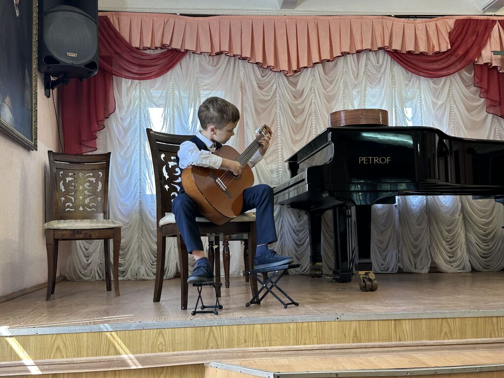 Ученик играет 