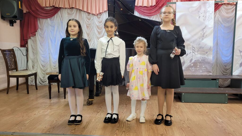 изображены девочки участницы концерта 