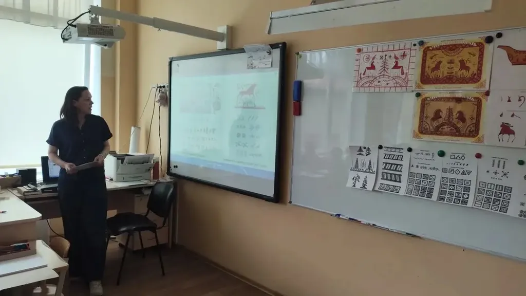 Ребята смотрят на интерактивную доску