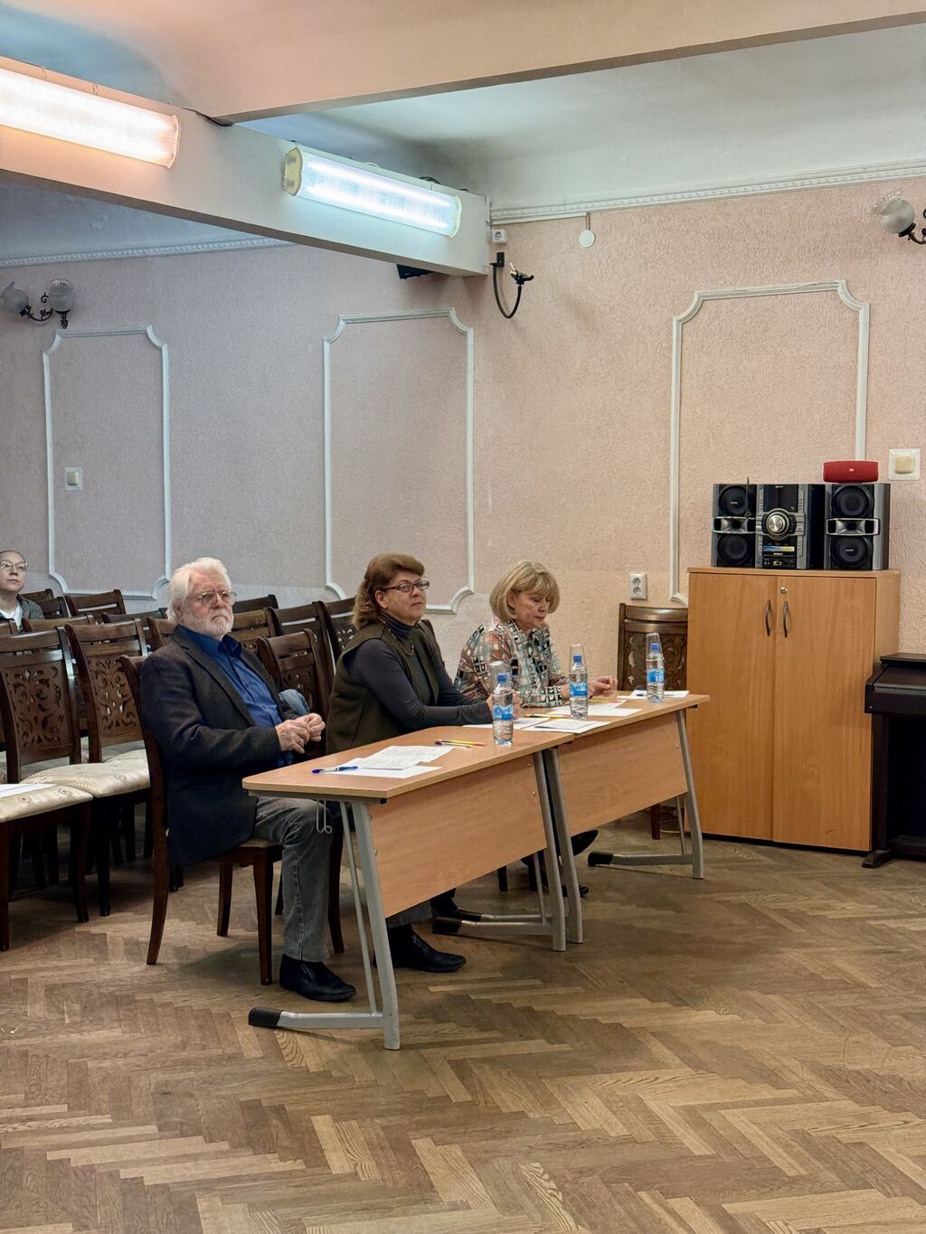 Члены жюри сидят за столом