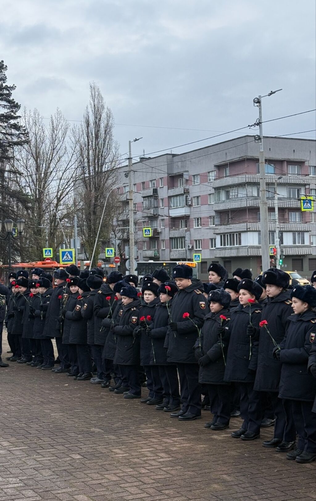 Участники митинга с цветами