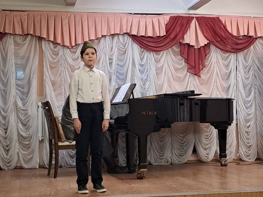 Мальчик поет 