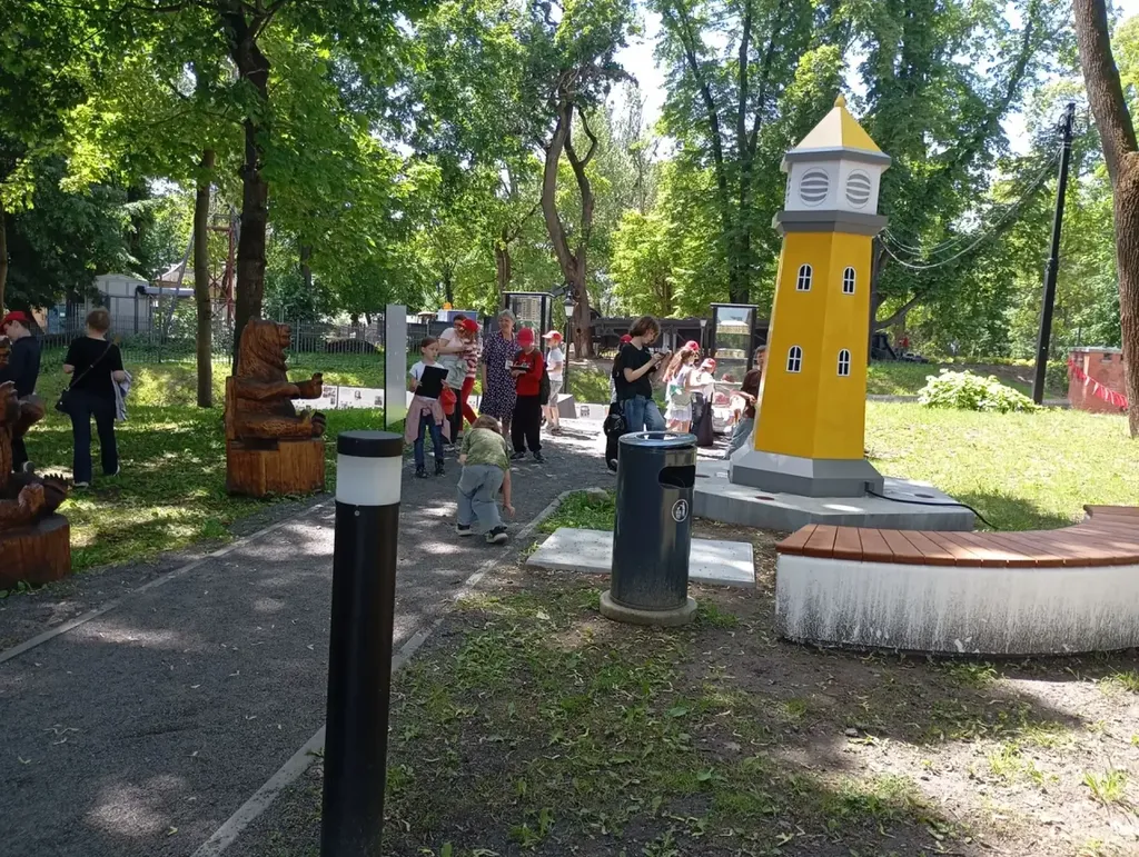 Ребята гуляют на природе