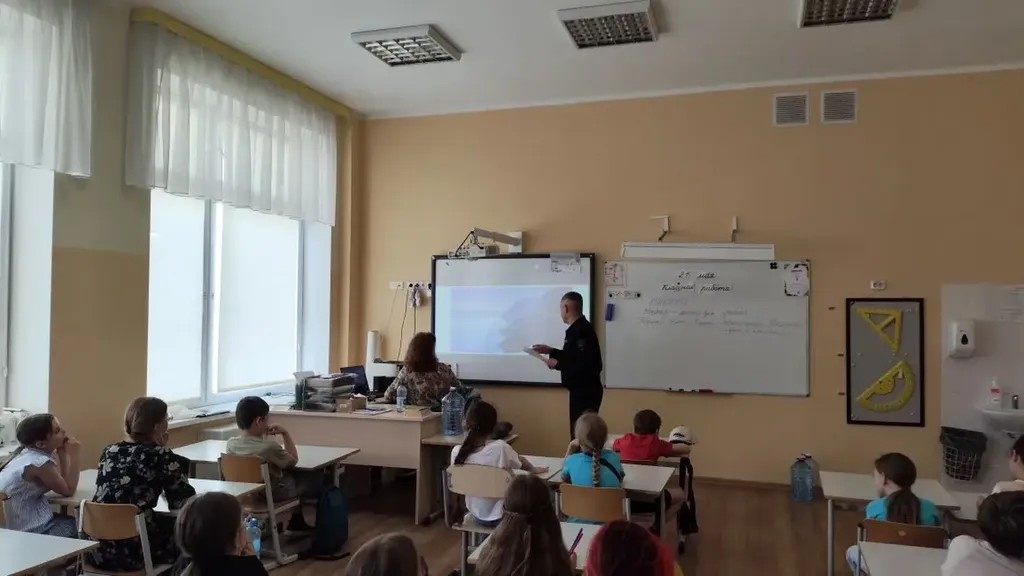 Рассказывает детям об опасности руфинга 