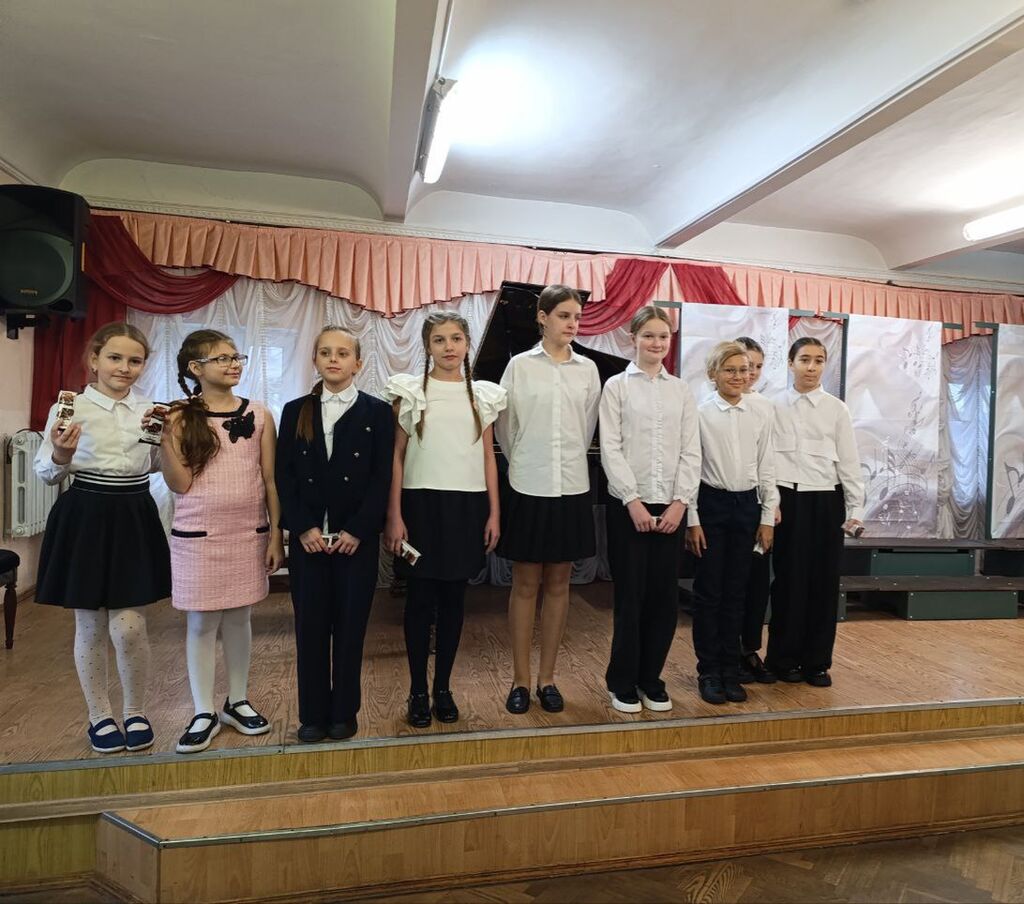 на сцене стоят дети участники концерта-конкурса