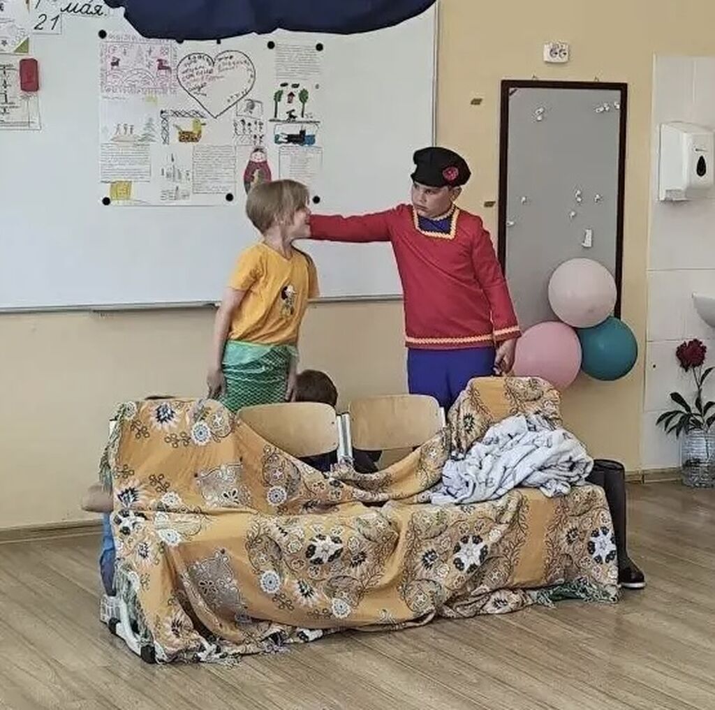 Девочка и мальчик в костюмах