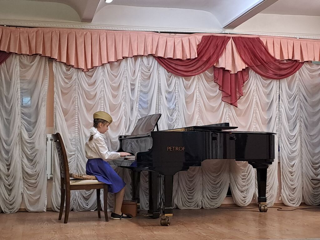 Девочка играет