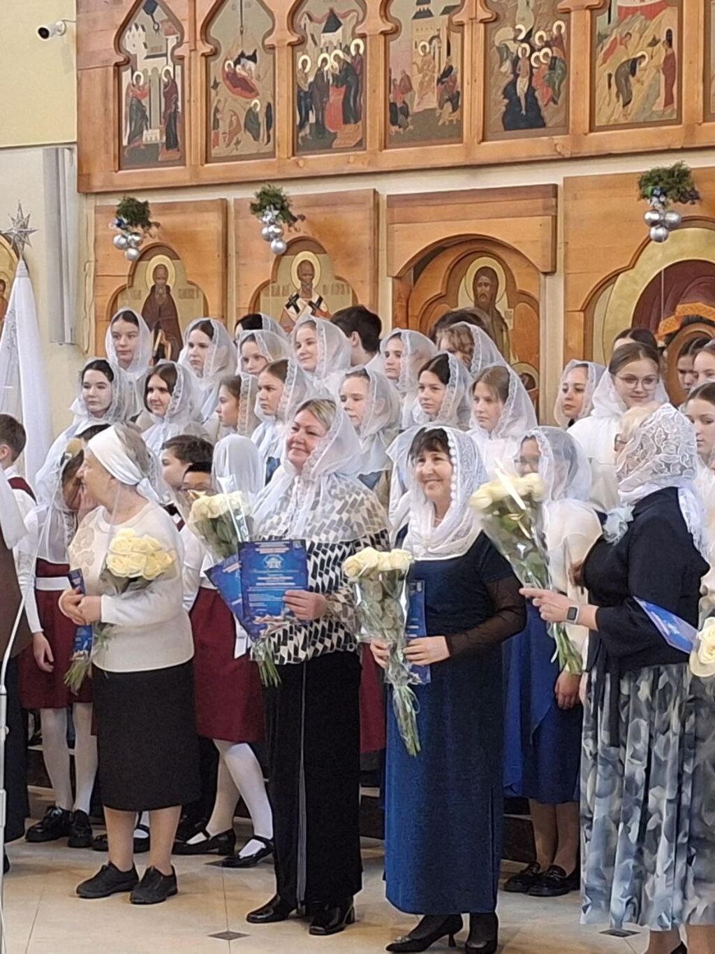 Награждение участников фестиваля с грамотами и цветами