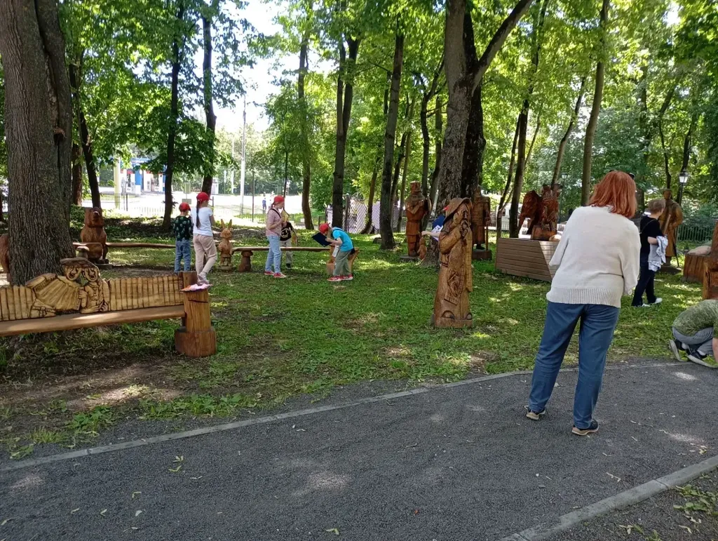 Ребята гуляют в парке