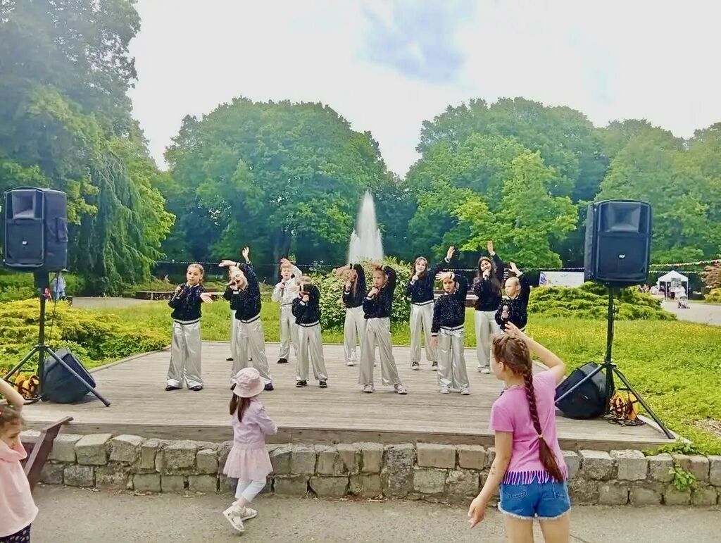 Участники поют со сцены зоопарка