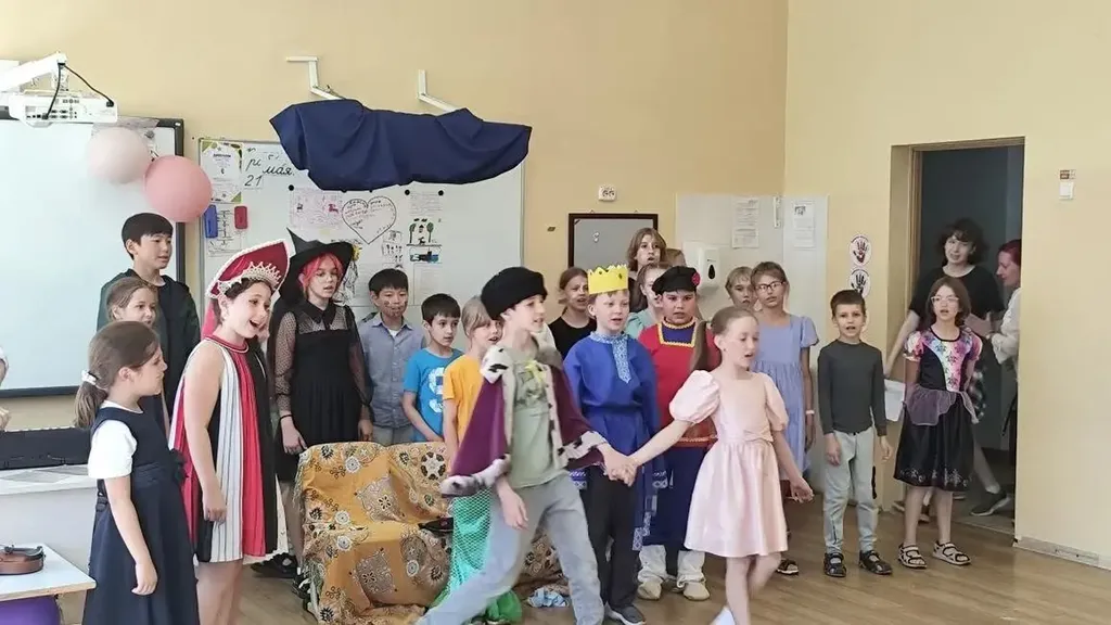 Участники лагеря показывают спектакль 