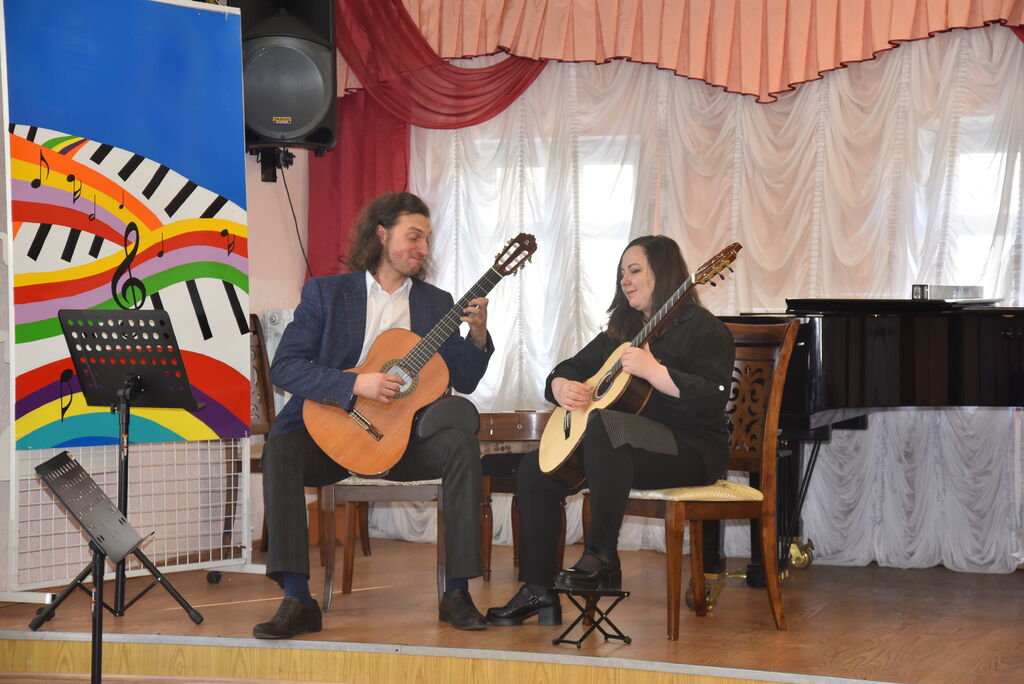 Гитаристы играют