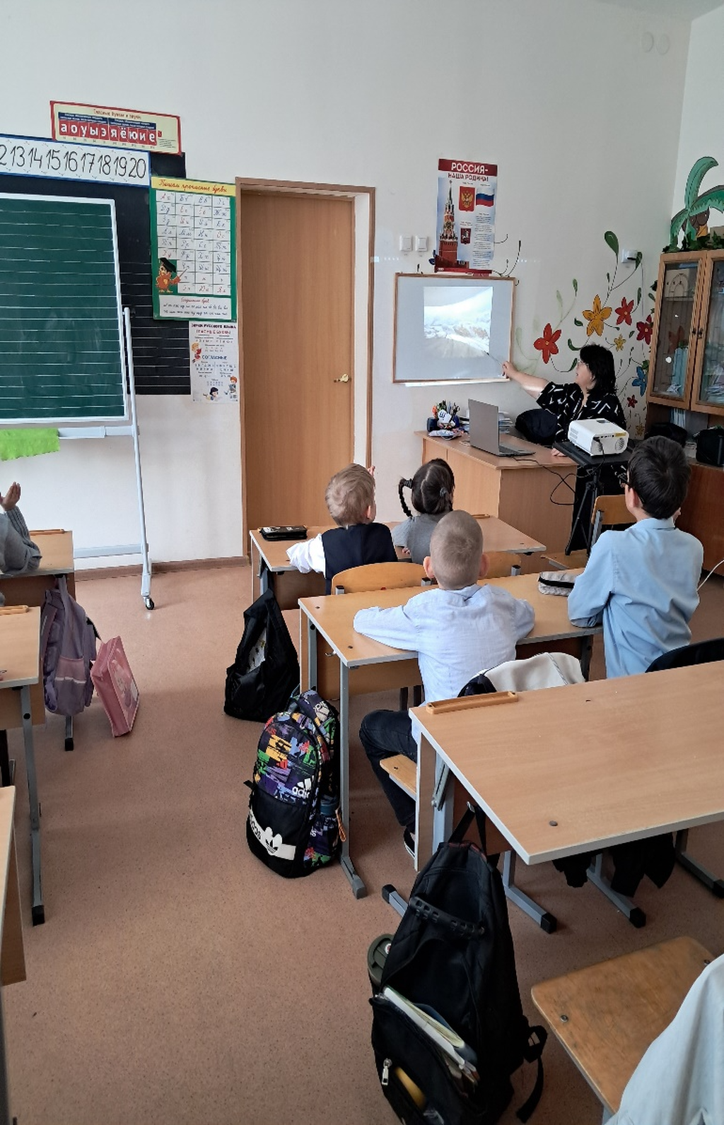 фото учитель показывает детям презентацию